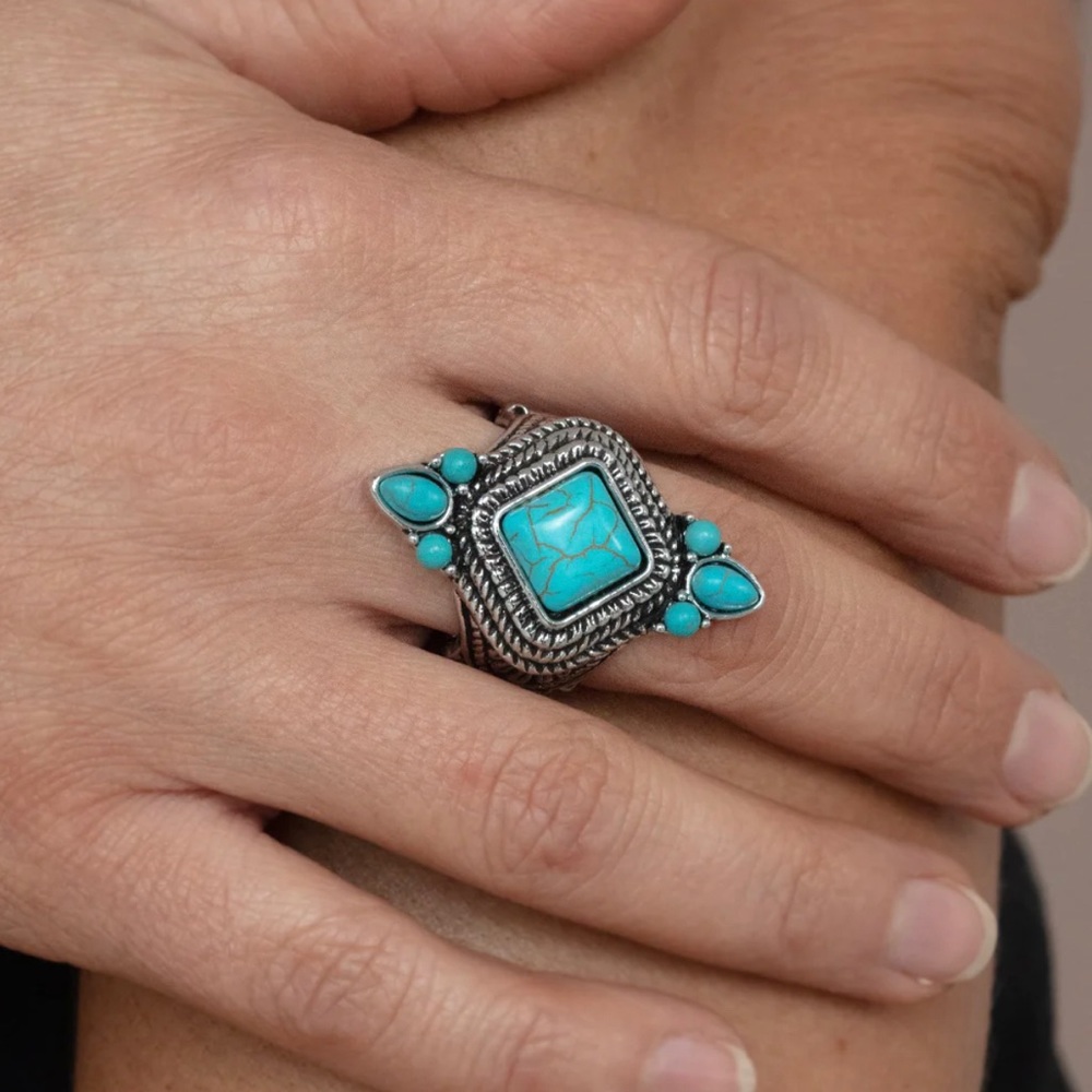 New In package Paparazzi stretchy ring